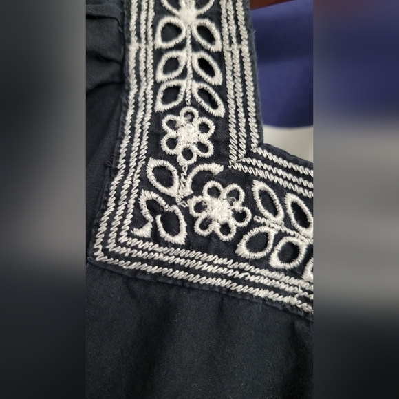 🖤 LOFT Black Blouse with White Embroidery – Elegant & Timeless | Size 10 - Picture 4 of 6